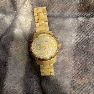 Looking for a good watch?? I got a michael Kors watch for sell barely used.